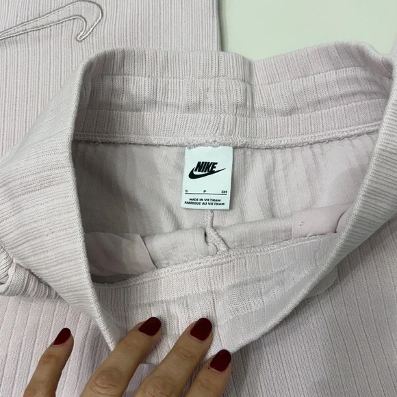 Nike Women's Soft Pink cropped Pants - Picture 7 of 8